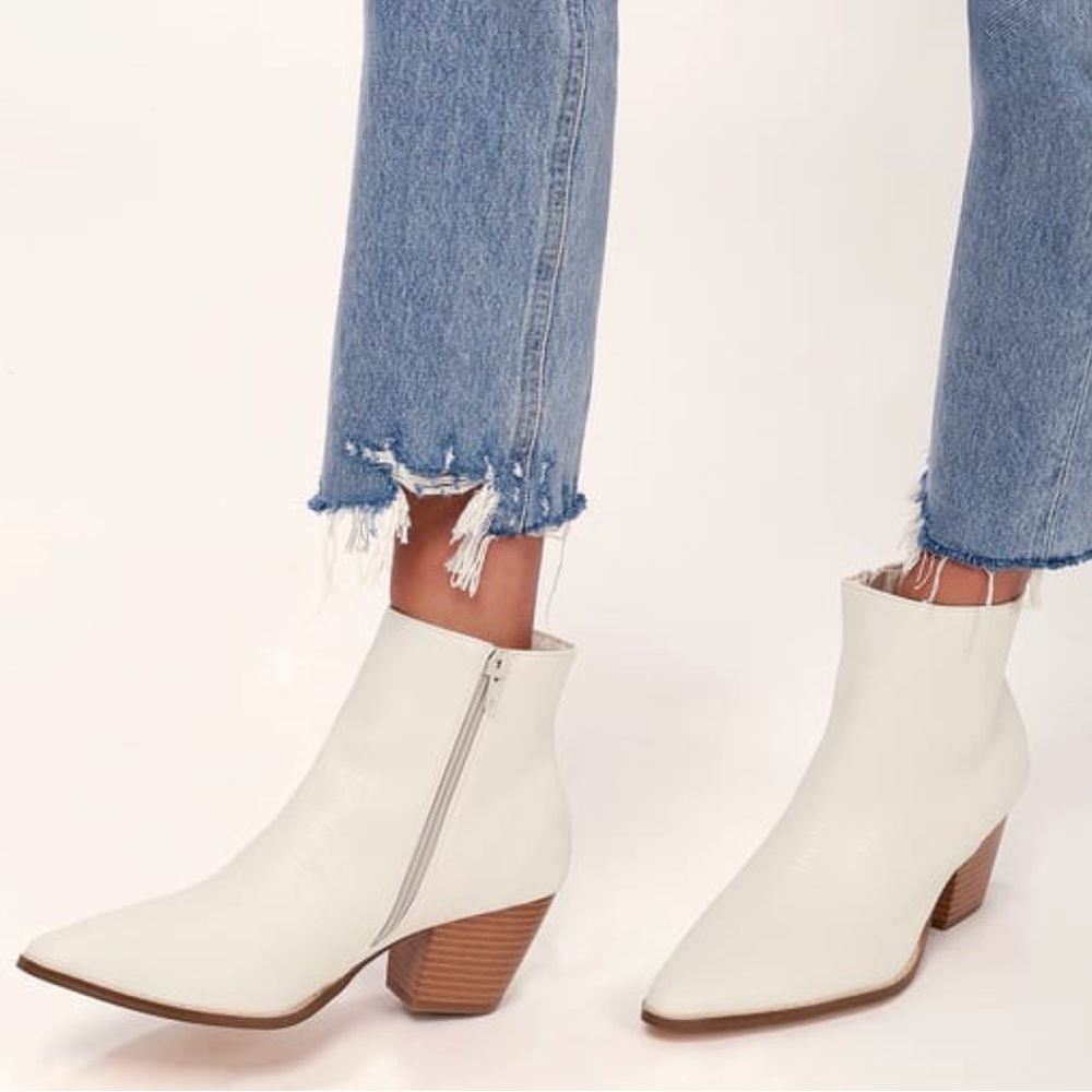 Lulus Spirit Ivory Snake Pointed Toe Ankle Booties Size 9 new in box.